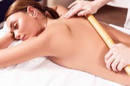 Massagem com Bambus